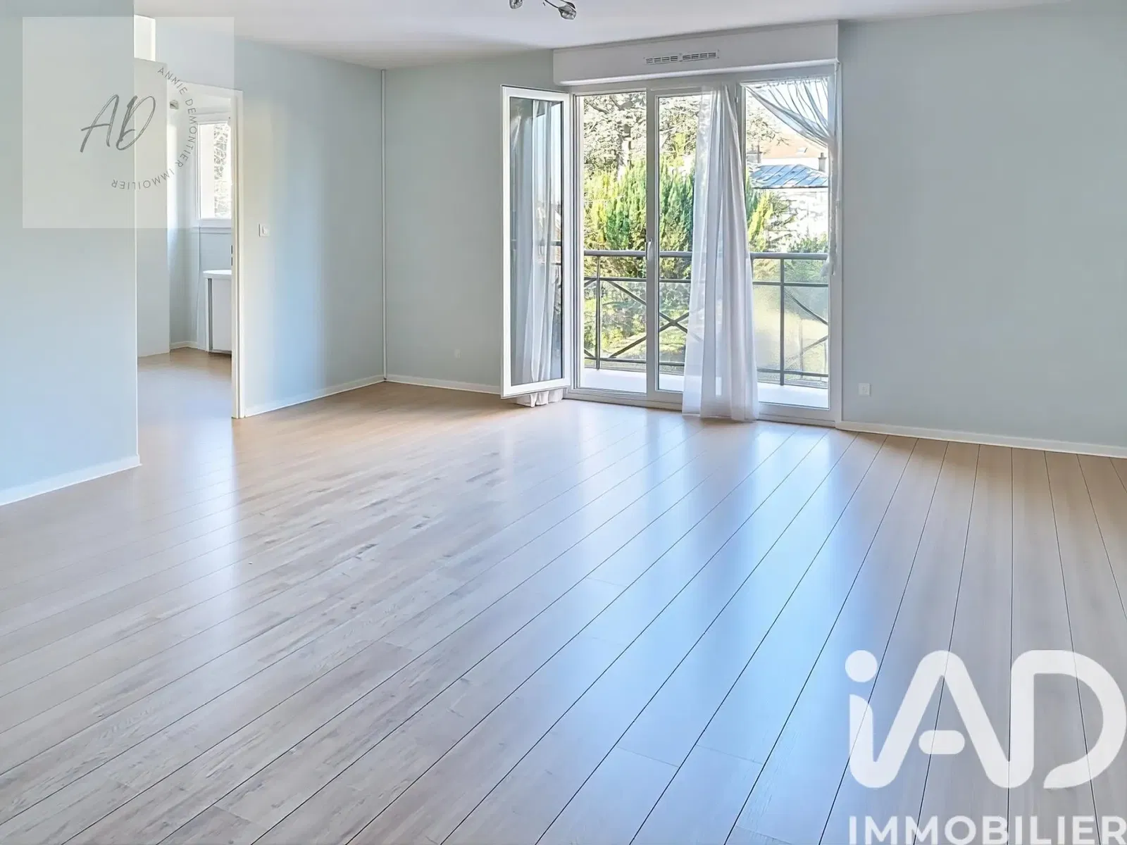 Cucina; elettrodomestici, pavimento in legno, luce naturale, stile moderno, ristrutturato