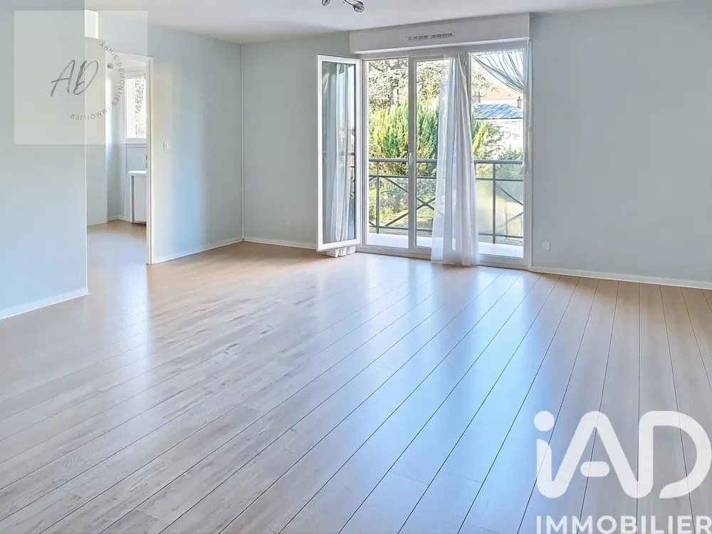 Cucina; elettrodomestici, pavimento in legno, luce naturale, stile moderno, ristrutturato