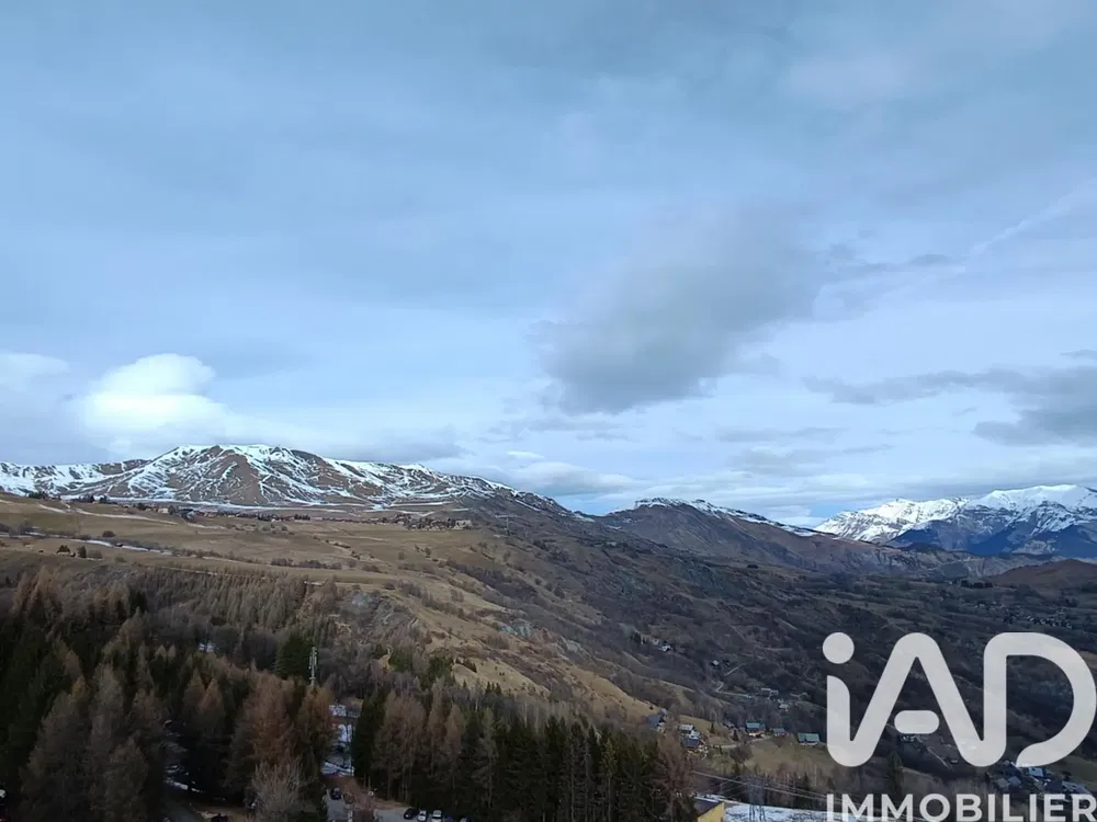 Obývací pokoj; dřevěná podlaha, přirozené světlo, moderní styl, vysoké stropy