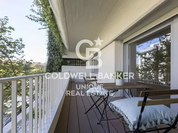 Woonkamer; houten vloer, natuurlijk licht, moderne stijl, hoge plafonds