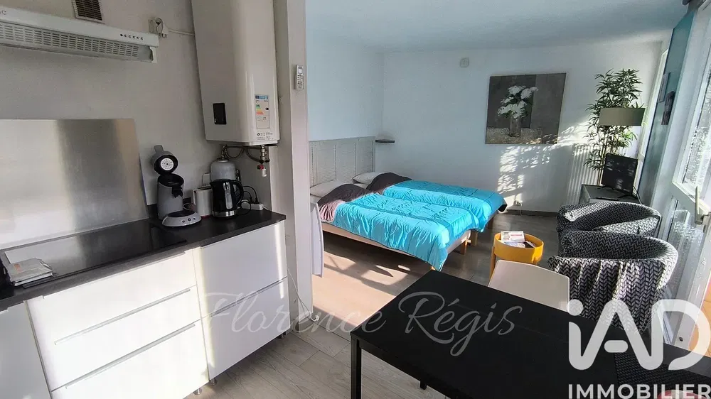 Σαλόνι; ξύλινο πάτωμα, φυσικό φως, μοντέρνο στυλ, ψηλά ταβάνια