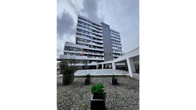 Wohnzimmer; holzboden, tageslicht, moderner stil, hohe decken