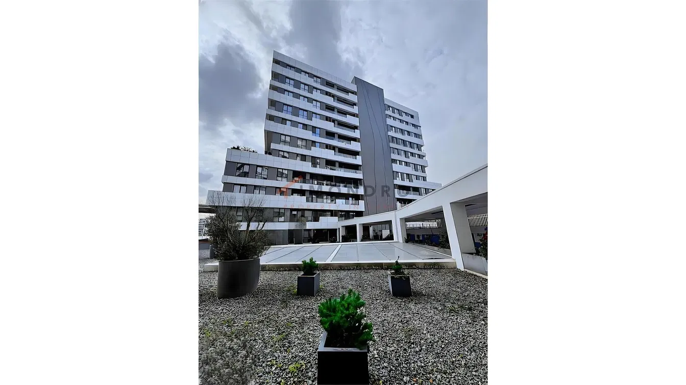 Wohnzimmer; holzboden, tageslicht, moderner stil, hohe decken