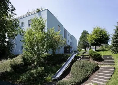 Σαλόνι; ξύλινο πάτωμα, φυσικό φως, μοντέρνο στυλ, ψηλά ταβάνια