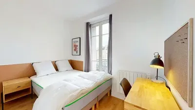 Salon; parquet, lumière naturelle, style moderne, hauteur sous plafond