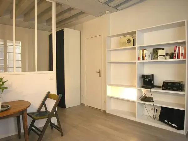 Cuisine; électroménager, parquet, lumière naturelle, style moderne, rénové