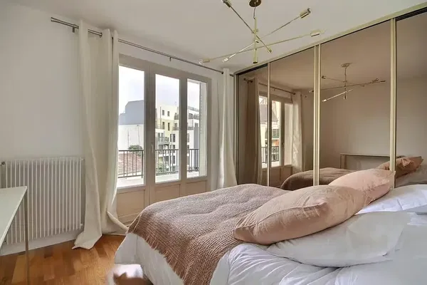 Wohnzimmer; holzboden, tageslicht, moderner stil, hohe decken