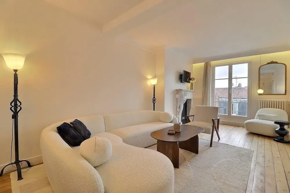 Σαλόνι; ξύλινο πάτωμα, φυσικό φως, μοντέρνο στυλ, ψηλά ταβάνια