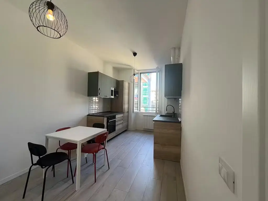 Living room; wood floor, natural light, modern style, high ceiling