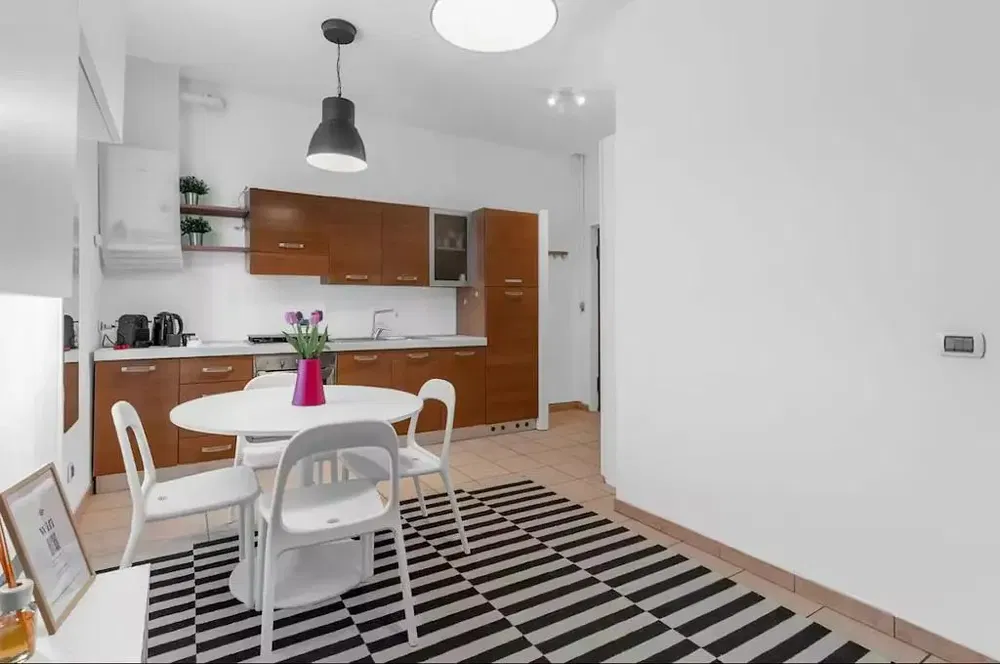 Obývací pokoj; dřevěná podlaha, přirozené světlo, moderní styl, vysoké stropy