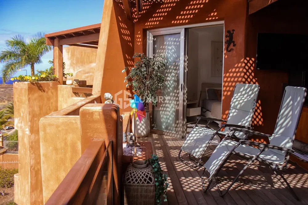 Living room; wood floor, natural light, modern style, high ceiling
