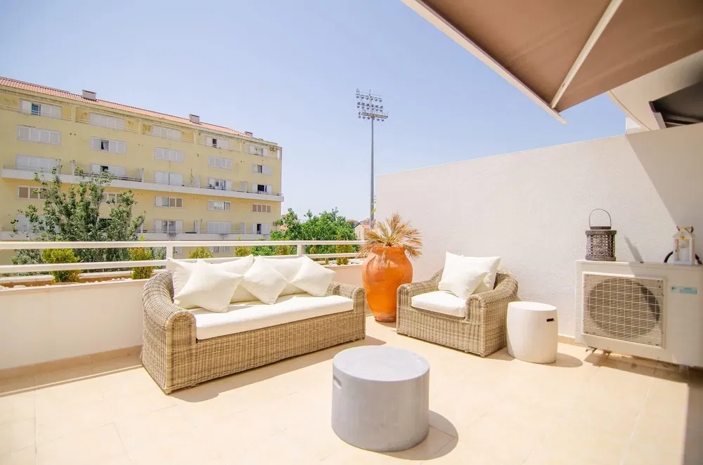 Хол; дървен под, естествена светлина, модерен стил, високи тавани