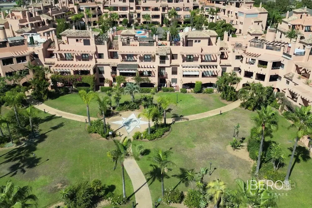 Salon; podłoga drewniana, światło dzienne, styl nowoczesny, wysokie sufity