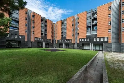 Kuchnia; sprzęt kuchenny, podłoga drewniana, światło dzienne, styl nowoczesny, wyremontowany