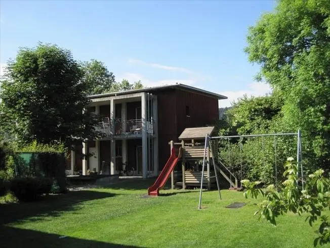 Soggiorno; pavimento in legno, luce naturale, stile moderno, soffitti alti