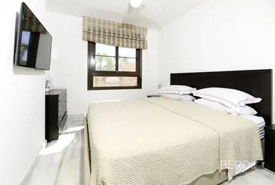 Salon; podłoga drewniana, światło dzienne, styl nowoczesny, wysokie sufity