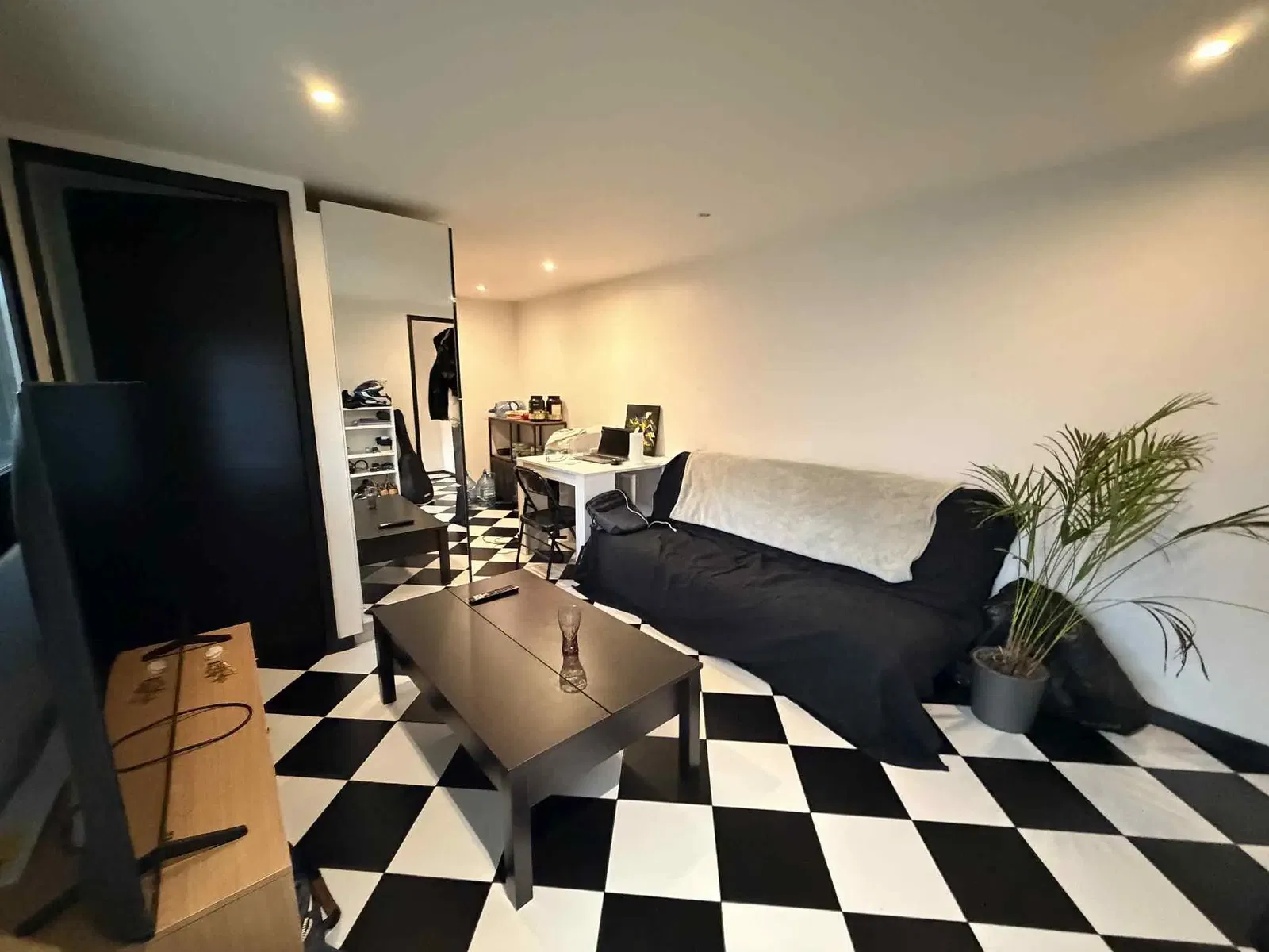 Кухня; кухненски уреди, дървен под, естествена светлина, модерен стил, ремонтиран