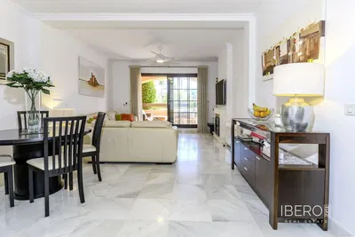 Salon; podłoga drewniana, światło dzienne, styl nowoczesny, wysokie sufity