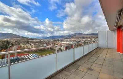 Cucina; elettrodomestici, pavimento in legno, luce naturale, stile moderno, ristrutturato