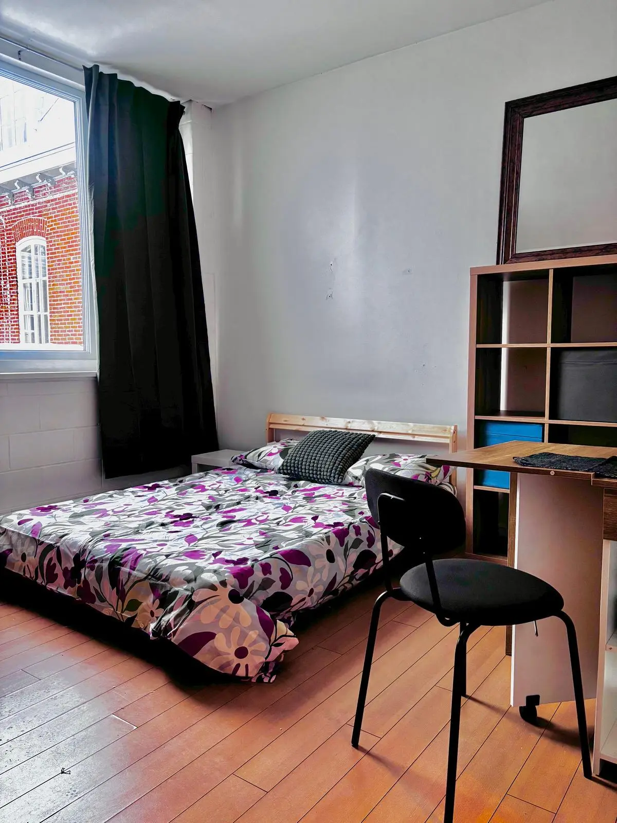 Кухиња; кухињски апарати, дрвени под, природно светло, модерни стил, реновиран