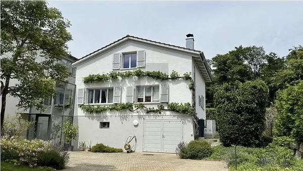 Wohnzimmer; holzboden, tageslicht, moderner stil, hohe decken