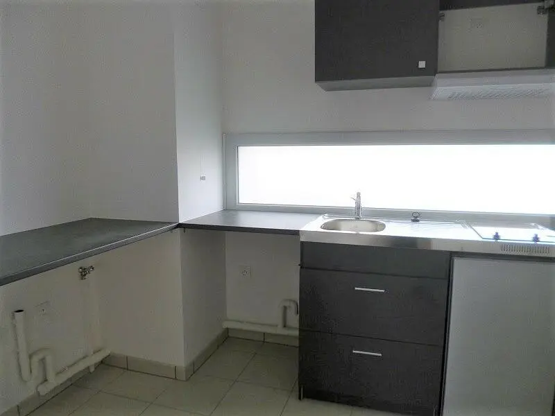 Кухня; кухненски уреди, дървен под, естествена светлина, модерен стил, ремонтиран