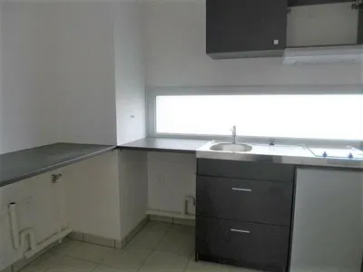 Кухня; кухненски уреди, дървен под, естествена светлина, модерен стил, ремонтиран