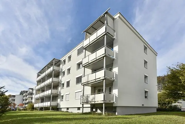 Wohnzimmer; holzboden, tageslicht, moderner stil, hohe decken