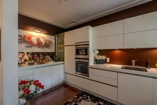 Küche; küchengeräte, holzboden, tageslicht, moderner stil, renoviert