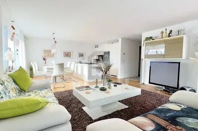Living room; wood floor, natural light, modern style, high ceiling