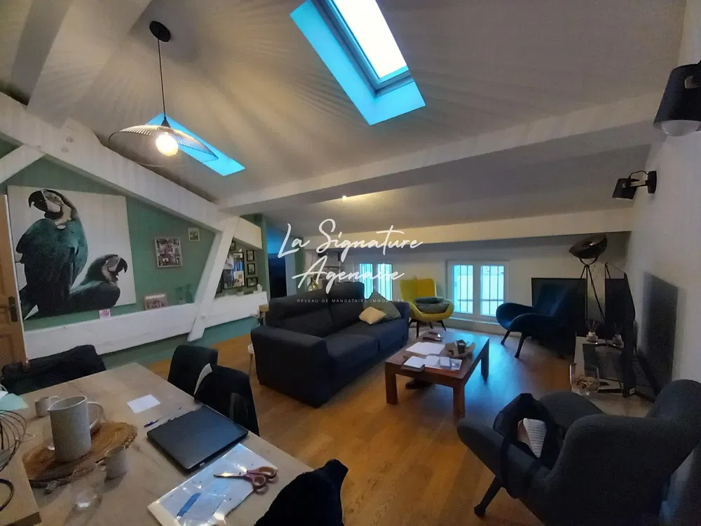 Σαλόνι; ξύλινο πάτωμα, φυσικό φως, μοντέρνο στυλ, ψηλά ταβάνια