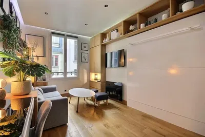 Woonkamer; houten vloer, natuurlijk licht, moderne stijl, hoge plafonds