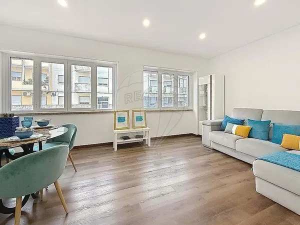 Oturma odası; ahşap zemin, doğal ışık, modern stil, yüksek tavan