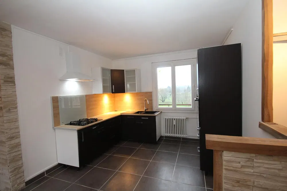 Living room; wood floor, natural light, modern style, high ceiling