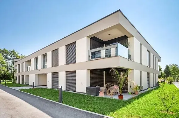 Кухня; кухненски уреди, дървен под, естествена светлина, модерен стил, ремонтиран