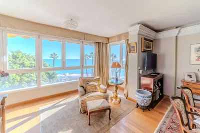 Living room; wood floor, natural light, modern style, high ceiling