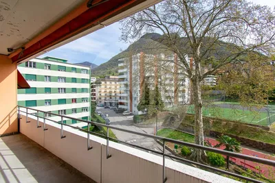 Obývací pokoj; dřevěná podlaha, přirozené světlo, moderní styl, vysoké stropy