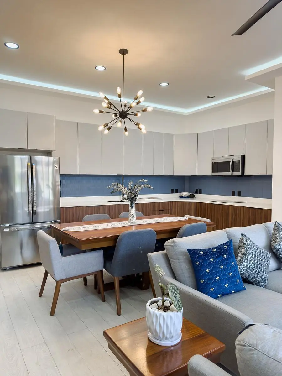 Soggiorno; pavimento in legno, luce naturale, stile moderno, soffitti alti