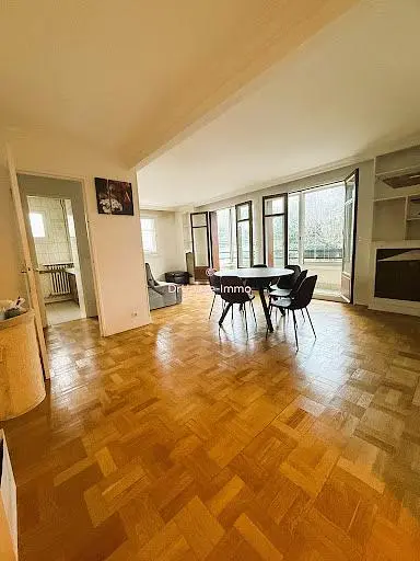 Woonkamer; houten vloer, natuurlijk licht, moderne stijl, hoge plafonds