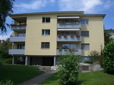 Хол; дървен под, естествена светлина, модерен стил, високи тавани