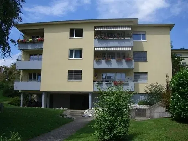 Wohnzimmer; holzboden, tageslicht, moderner stil, hohe decken