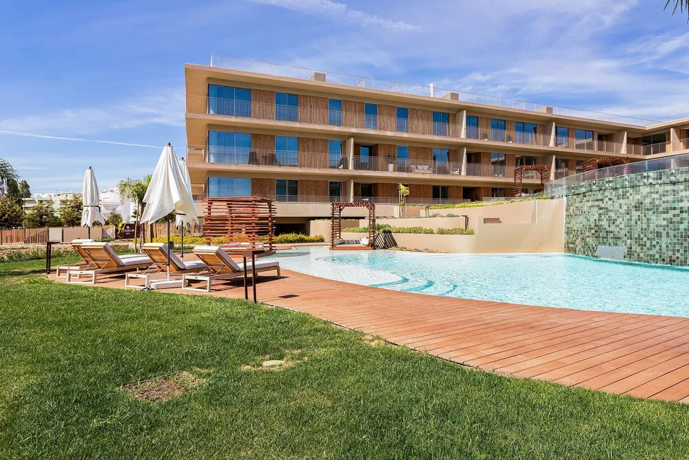 Кухня; кухненски уреди, дървен под, естествена светлина, модерен стил, ремонтиран