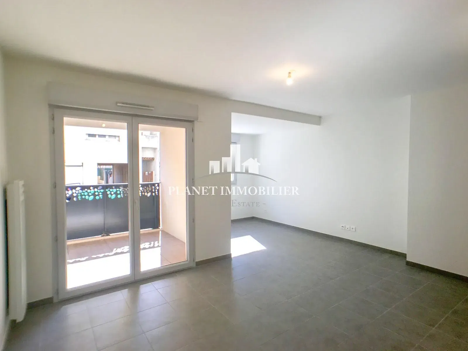 Living room; wood floor, natural light, modern style, high ceiling
