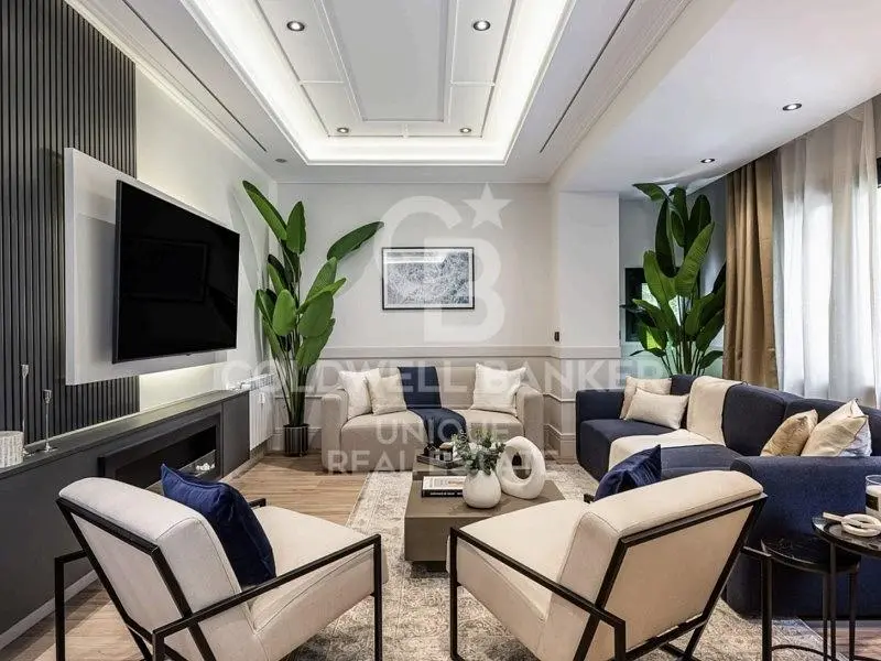 Living room; wood floor, natural light, modern style, high ceiling