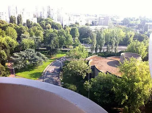 Woonkamer; houten vloer, natuurlijk licht, moderne stijl, hoge plafonds