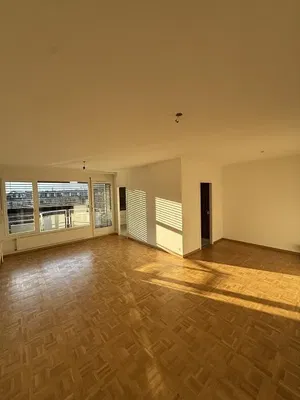 Obývačka; drevená podlaha, prirodzené svetlo, moderný štýl, vysoké stropy