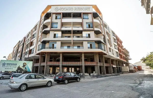 Дневна соба; дрвени под, природно светло, модерни стил, високи плафони