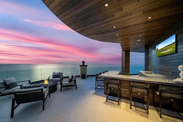 Salón; suelo de madera, luz natural, estilo moderno, techos altos
