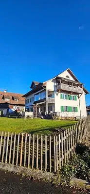 Sala de estar; chão de madeira, luz natural, estilo moderno, teto alto