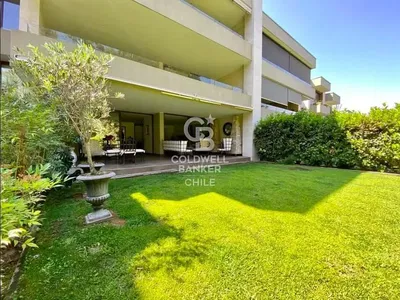 Дневна соба; дрвени под, природно светло, модерни стил, високи плафони